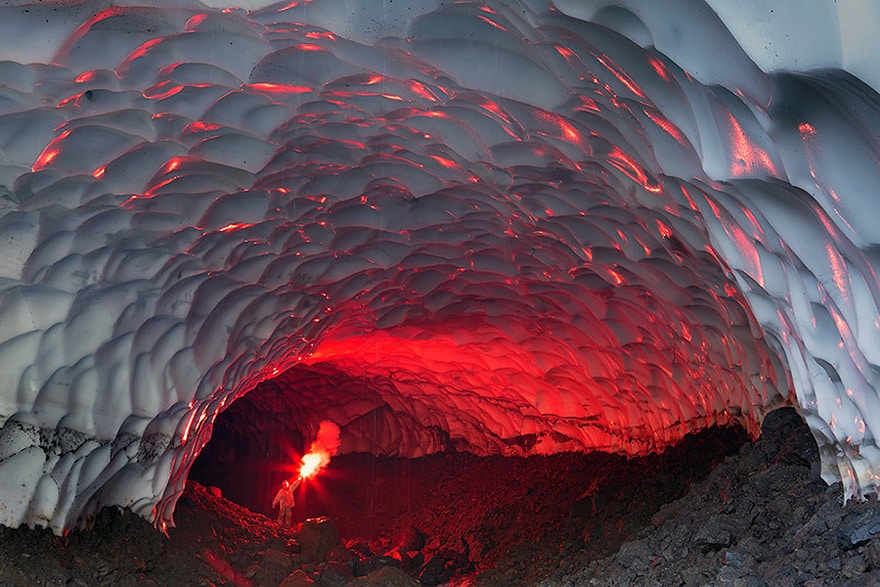Eishöhle in der Nähe von dem Mutnovsky Vulkan, Russland