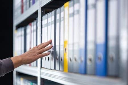 Ordnung im Büro beginnt beim Möbelstück – wie Sie den richtigen Büroschrank wählen, damit Dokumente nicht den Raum regieren